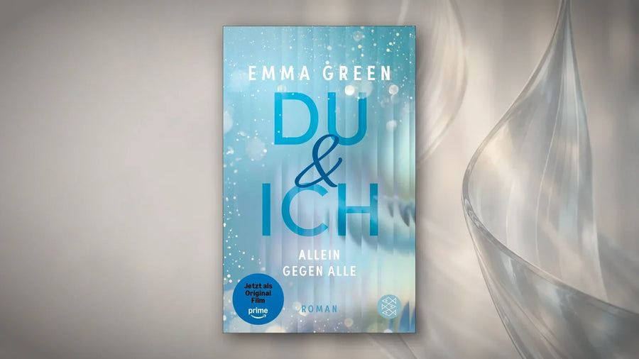 Buchcover »Du und Ich. Allein gegen alle« von Emma Green, die Buchvorlage zum Prime-Video-Film, vor perlgrauem Hintergrund mit gläsernen Wellen