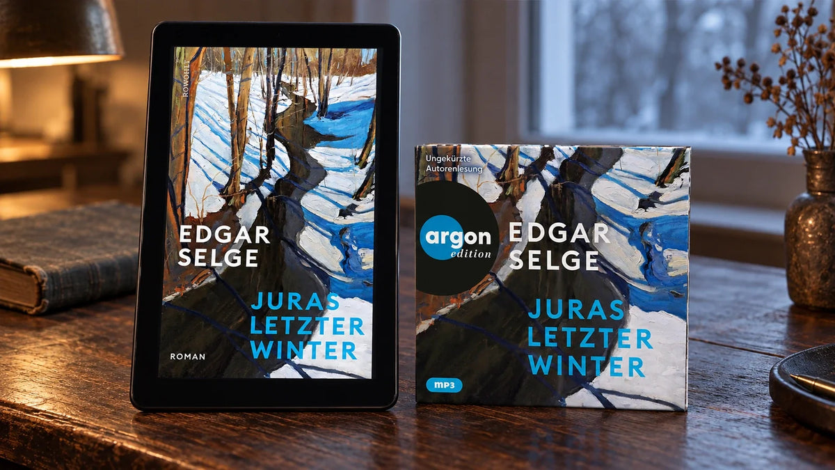 Juras letzter Winter von Edgar Selge: E-Book auf einem Reader und die MP3-CD der Autorenlesung auf einem Holztisch, im Fenster Winterlicht.