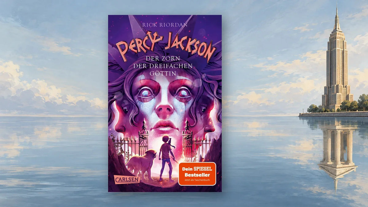 Buchcover von »Percy Jackson – Der Zorn der dreifachen Göttin« von Rick Riordan vor dem Empire State Building, das sich im Wasser als griechischer Tempel spiegelt