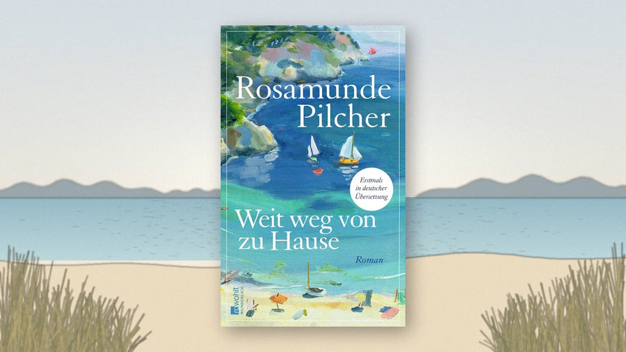 Buchcover von »Weit weg von zu Hause« von Rosamunde Pilcher mit gemalter Mittelmeerbucht vor einem hellen Strand mit Dünengras