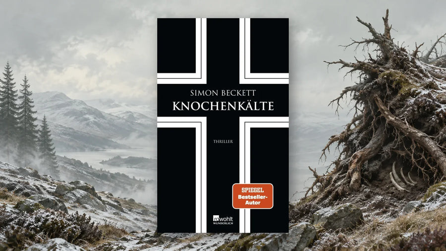 Buchcover von »Knochenkälte« von Simon Beckett vor nebligen, verschneiten Bergen mit See und einer entwurzelten Fichte, zwischen deren Wurzeln Knochen liegen