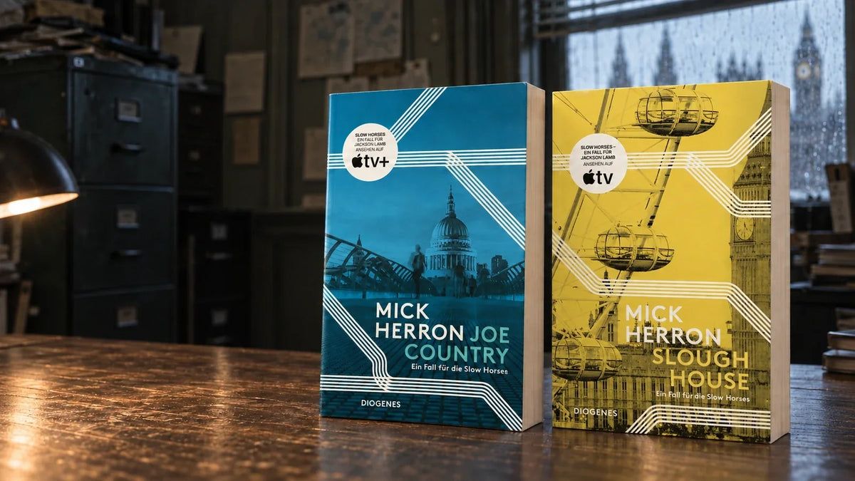 Joe Country und Slough House von Mick Herron auf einem Holzschreibtisch in einem stimmungsvoll beleuchteten Londoner Büro.