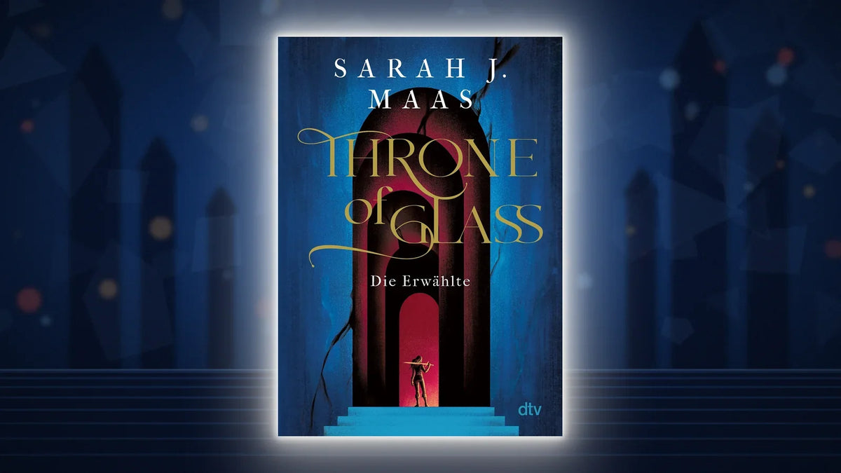 Buchcover von »Throne of Glass – Die Erwählte« von Sarah J. Maas, blaues dtv-Taschenbuch mit rotem Torbogen, vor einem nächtlichen Schloss aus Glas