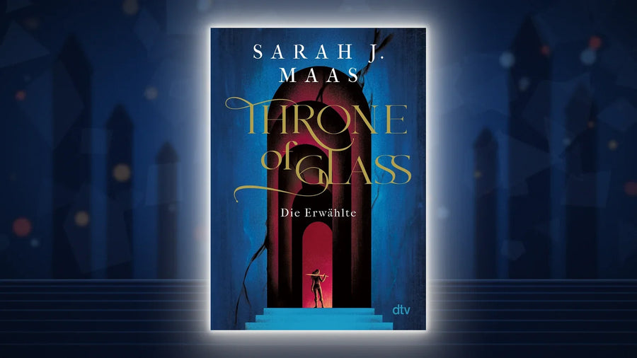 Buchcover von »Throne of Glass – Die Erwählte« von Sarah J. Maas, blaues dtv-Taschenbuch mit rotem Torbogen, vor einem nächtlichen Schloss aus Glas