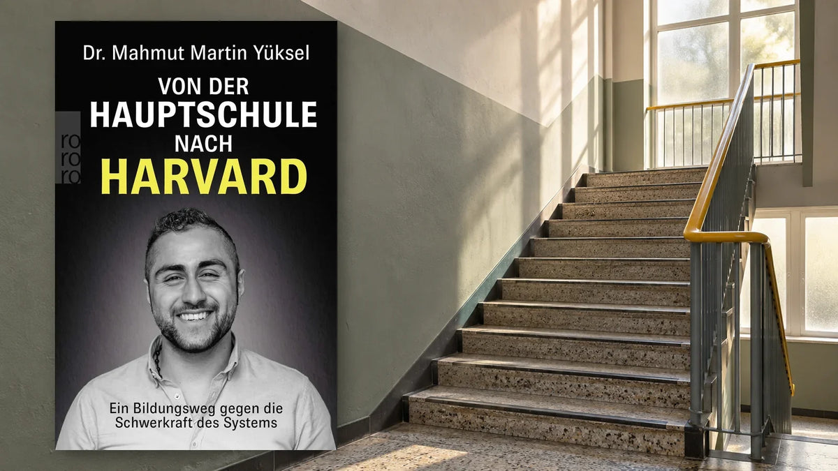 Buchcover von »Von der Hauptschule nach Harvard« von Mahmut Martin Yüksel vor einem sonnigen Schultreppenhaus.