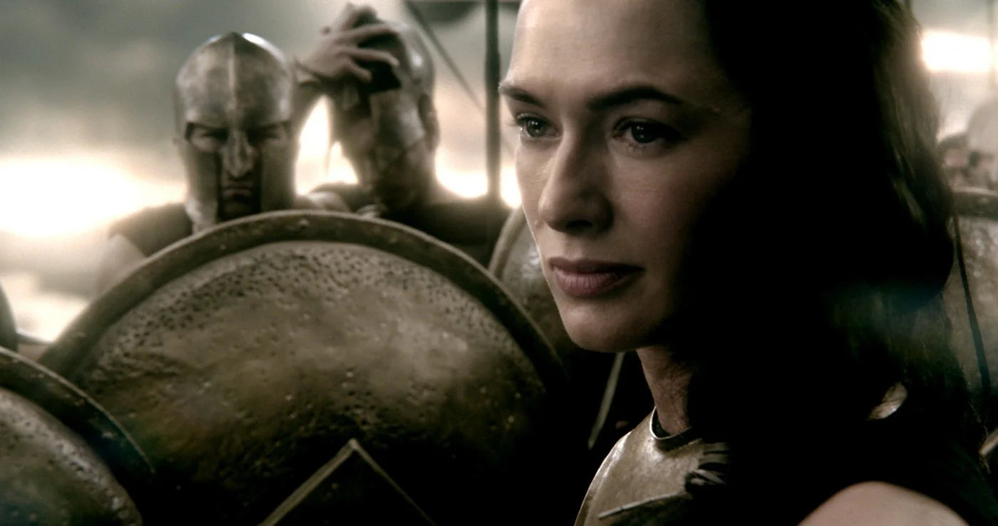 300: Rise of an Empire – Gorgo mit einem Schild vor spartanischen Kriegern