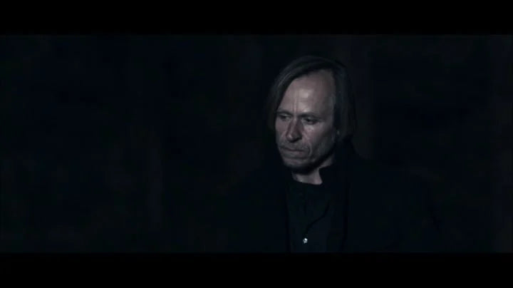 A Lonely Place to Die – Todesfalle Highlands – Ein dunkelhaariger Mann in einem schattigen Raum