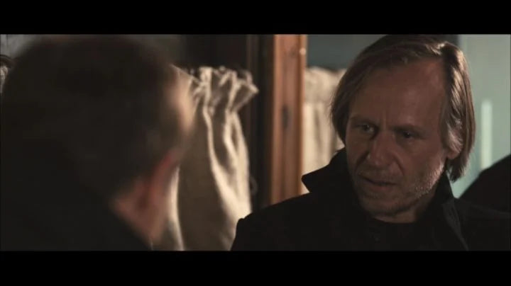 A Lonely Place to Die – Todesfalle Highlands – Ein Mann im Vordergrund eines Gesprächs