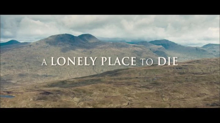 A Lonely Place to Die – Todesfalle Highlands – Filmtitel vor der Berglandschaft der Highlands