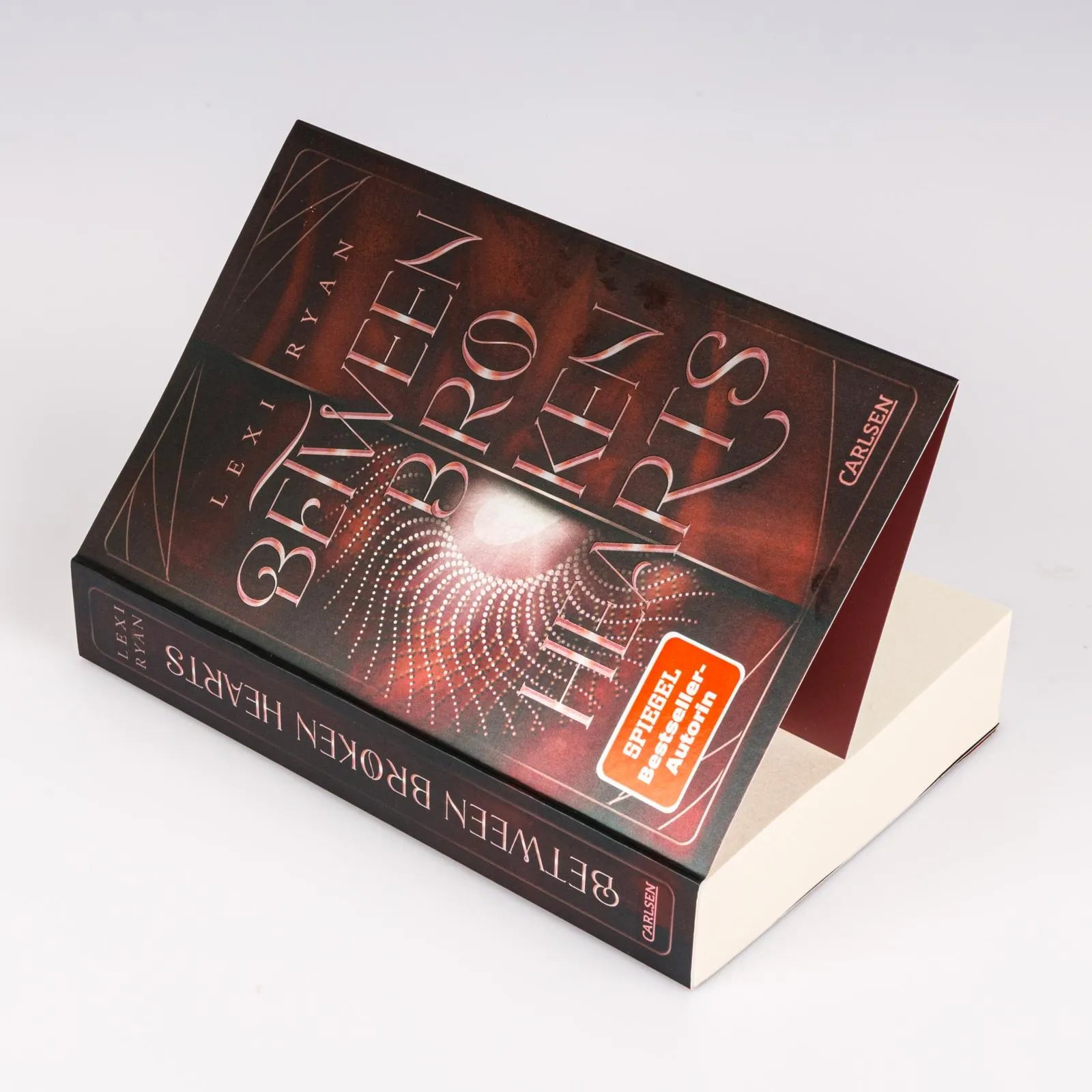 Produktansicht: Beneath Cursed Stars 2: Between Broken Hearts (Paperback)