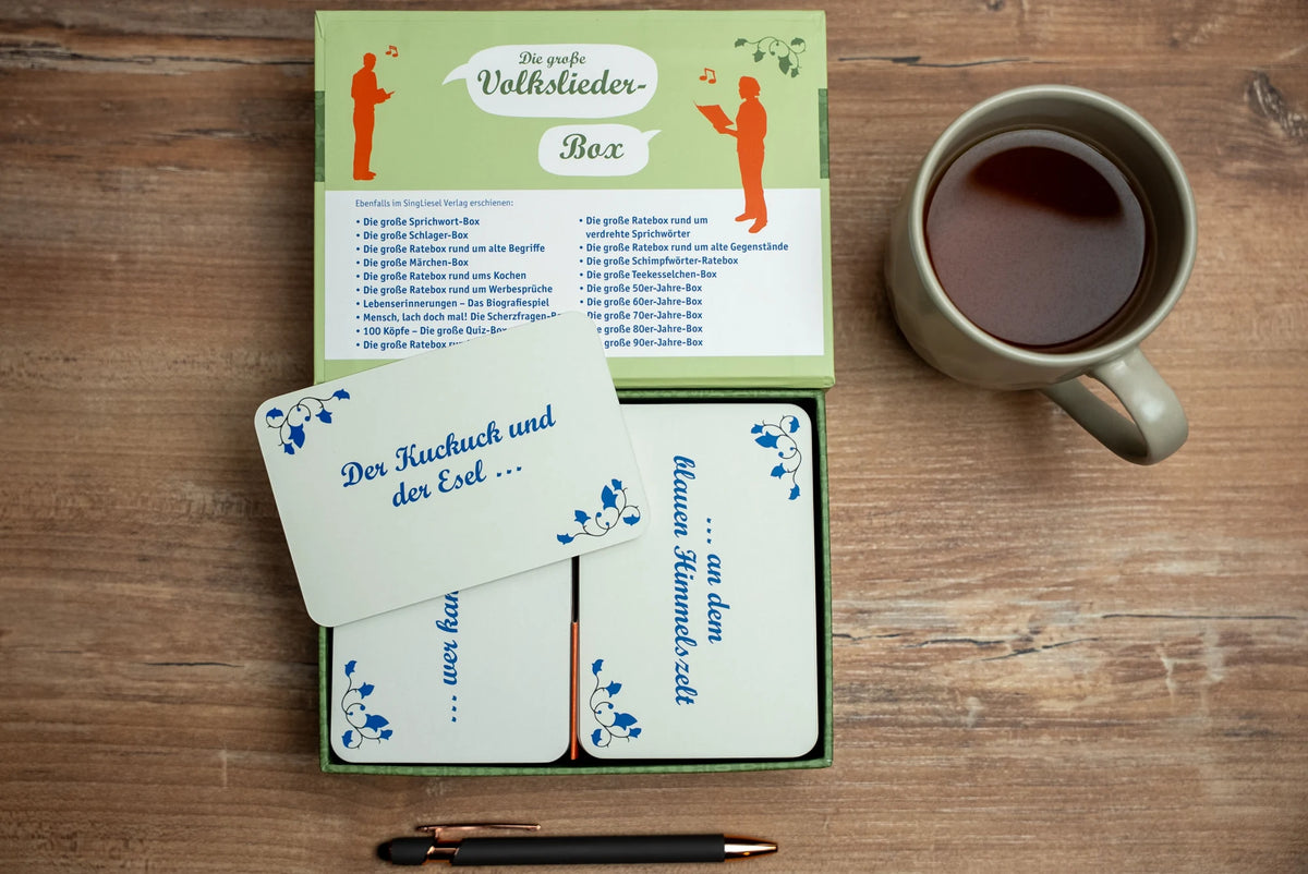 Die große Volkslieder-Quiz-Box für Senioren. Das Spiel rund um bekannte Volkslieder für Senioren. Auch mit Demenz. Spiele Box mit 100 Karten. – Ansicht