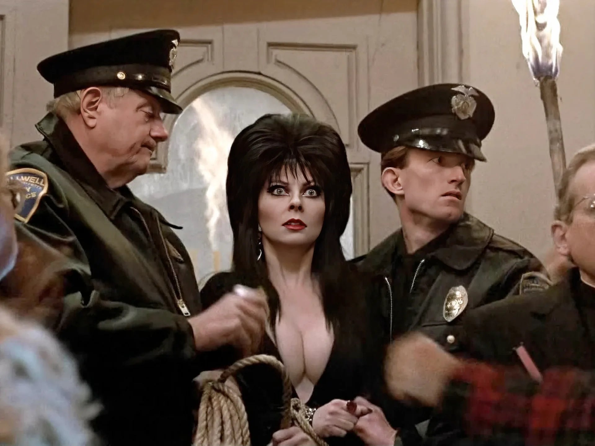 Filmszene 3 aus Elvira – Herrscherin der Dunkelheit (inkl. Elvira’s Haunted Hills) [2 Blu-rays] – Blu-ray