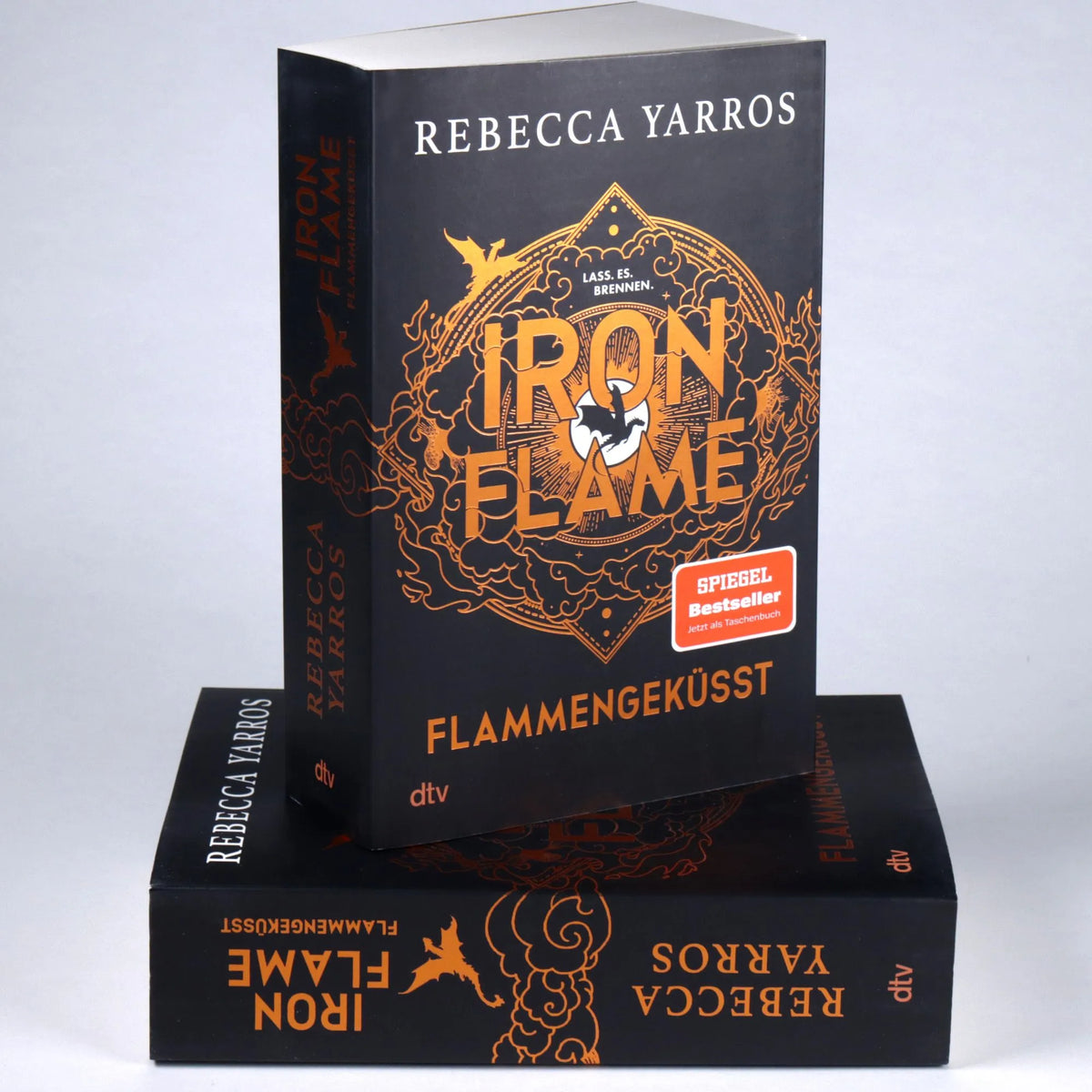 Detailansicht: Iron Flame – Flammengeküsst (Taschenbuch)