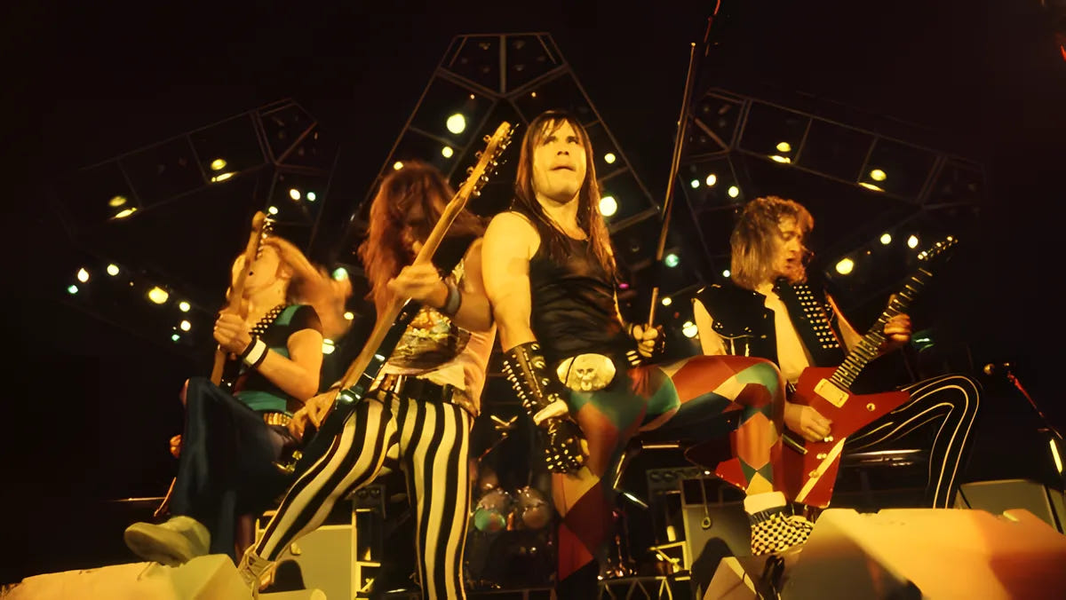 Filmszene 1 aus Iron Maiden: Burning Ambition (Steelbook) – 4K UHD Blu-ray. Regie: Malcolm Venville