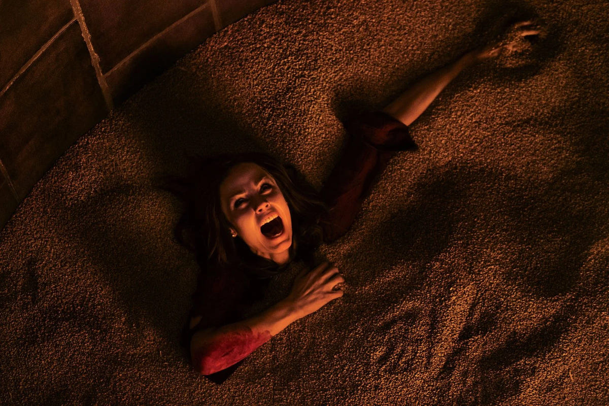 Jigsaw – SAW VIII – Eine Frau steckt in einer mit Schüttgut gefüllten Falle