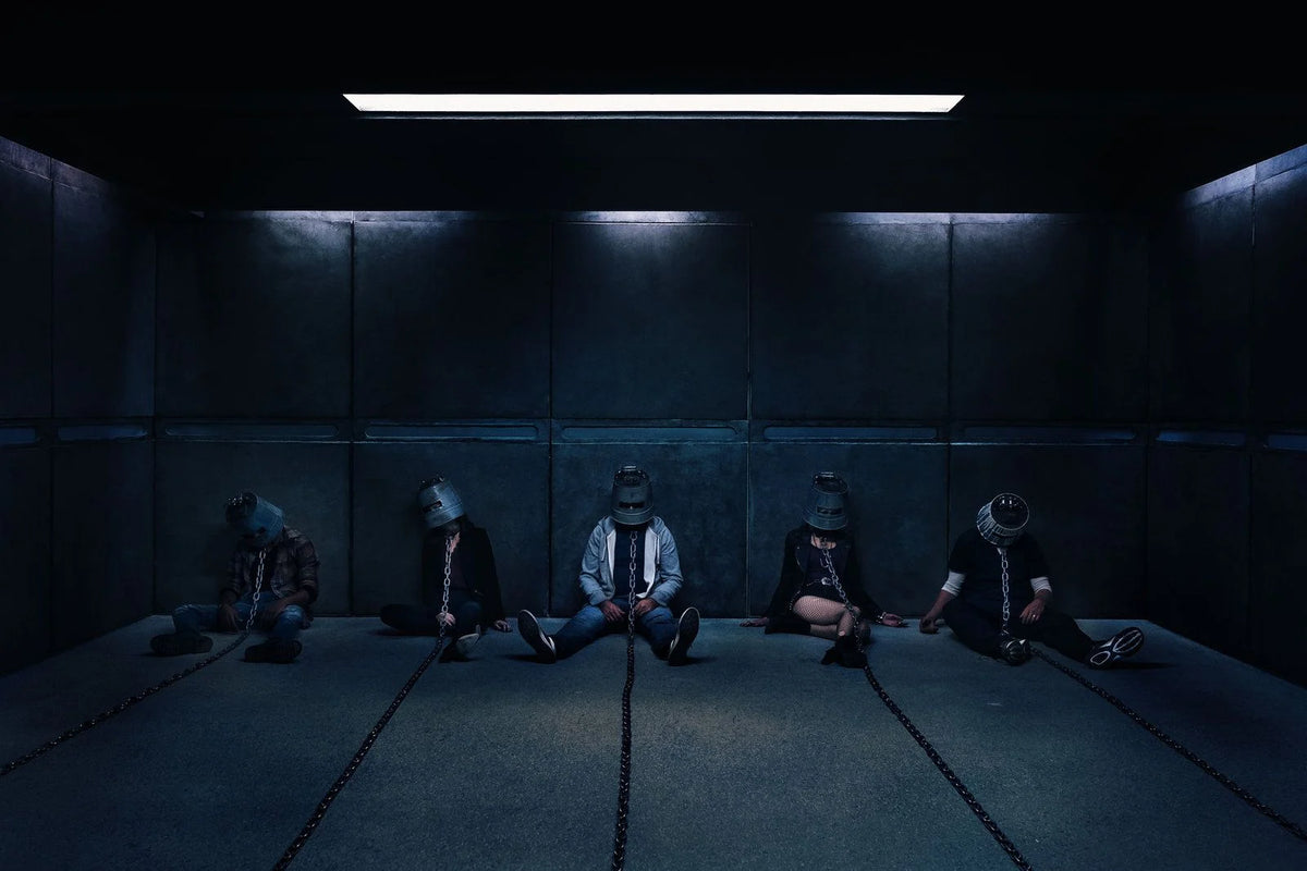 Jigsaw – SAW VIII – Fünf angekettete Personen in einem blau beleuchteten Raum