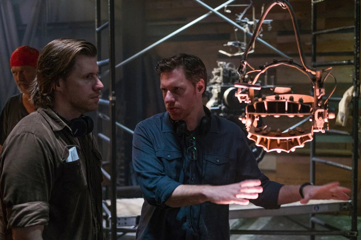 Jigsaw – SAW VIII – Zwei Männer betrachten eine aufgehängte Metallvorrichtung