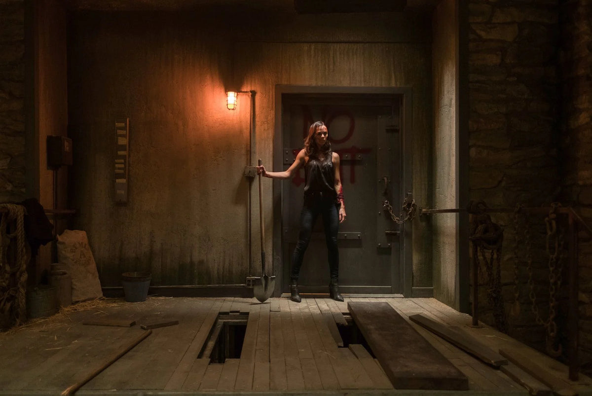 Jigsaw – SAW VIII – Eine angekettete Frau über einem Holzboden