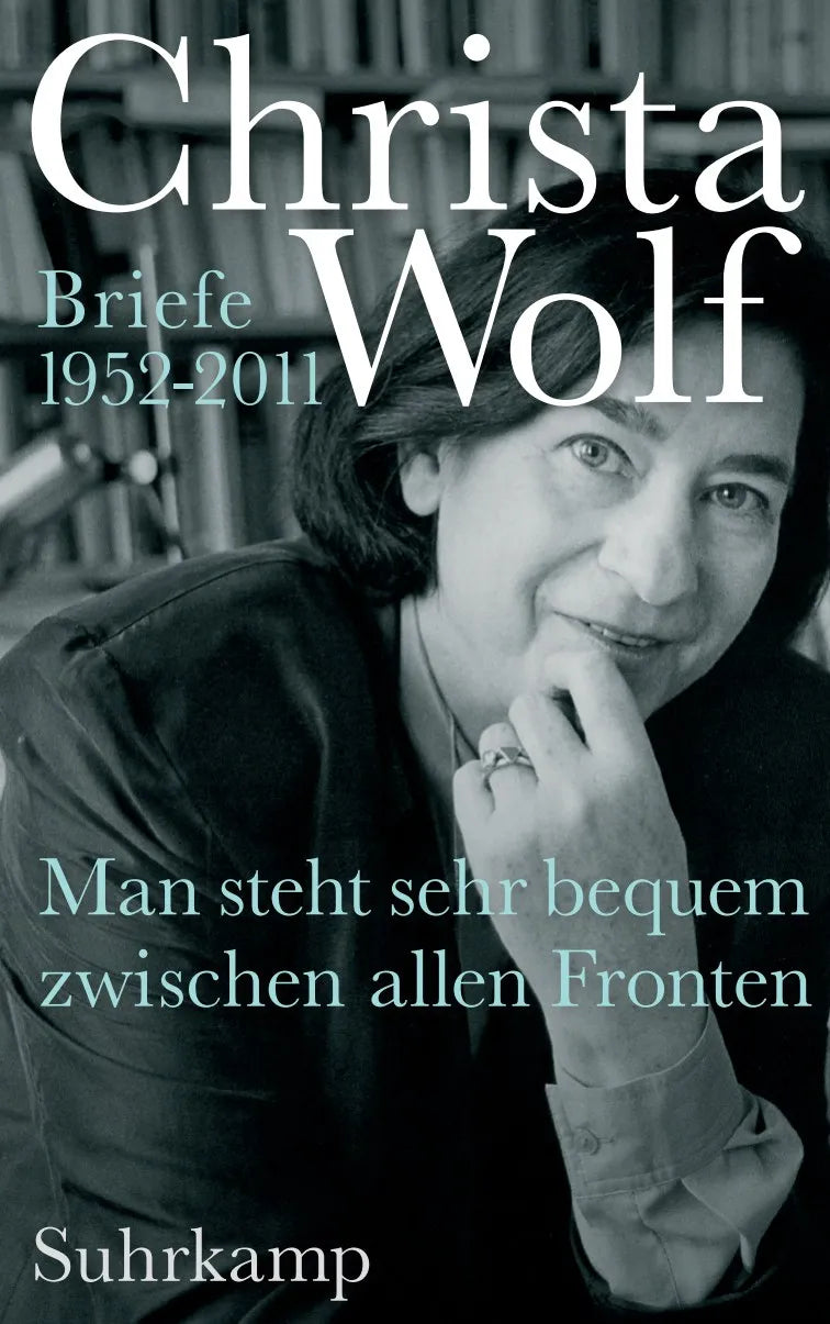 Buchcover von 'Man steht sehr bequem zwischen allen Fronten' - Gebundene Ausgabe von Christa Wolf