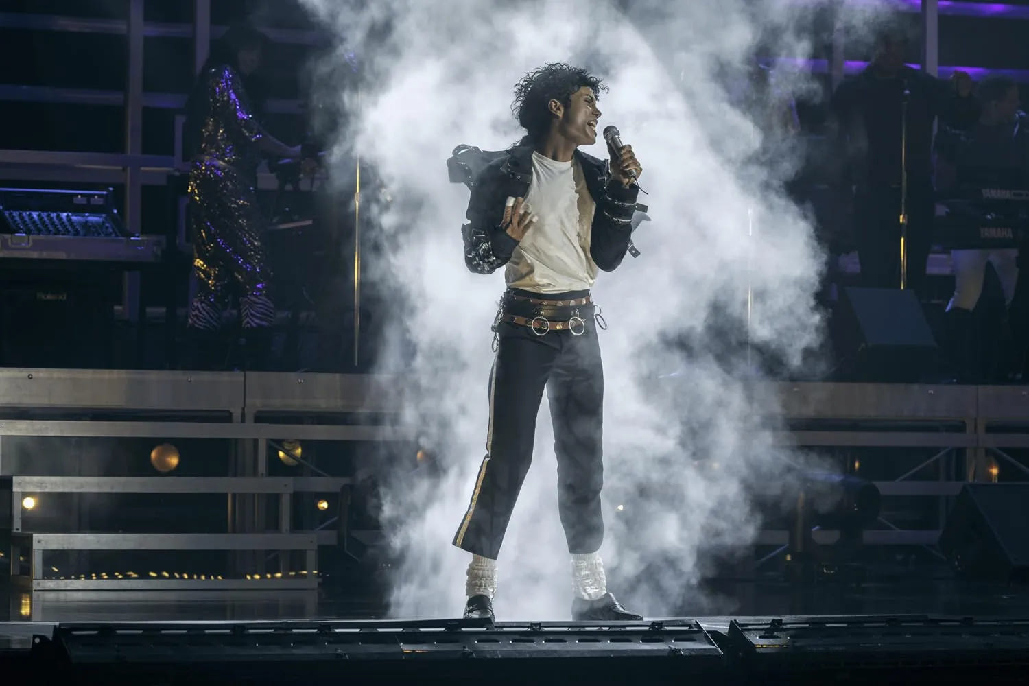 Michael Jackson Film Szene mit Bühnenauftritt, Mikrofon, Rauch und dramatischer Konzertbeleuchtung