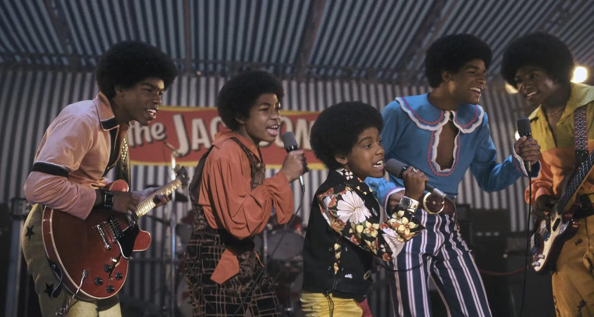 Michael Jackson Film Szene aus den Jugendjahren der Jackson Five mit Mikrofonen und farbigen Bühnenoutfits