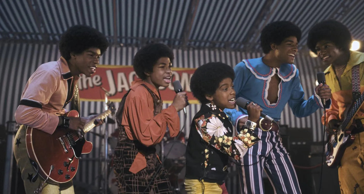 Michael Jackson Film Szene aus den Jugendjahren der Jackson Five mit Mikrofonen und farbigen Bühnenoutfits