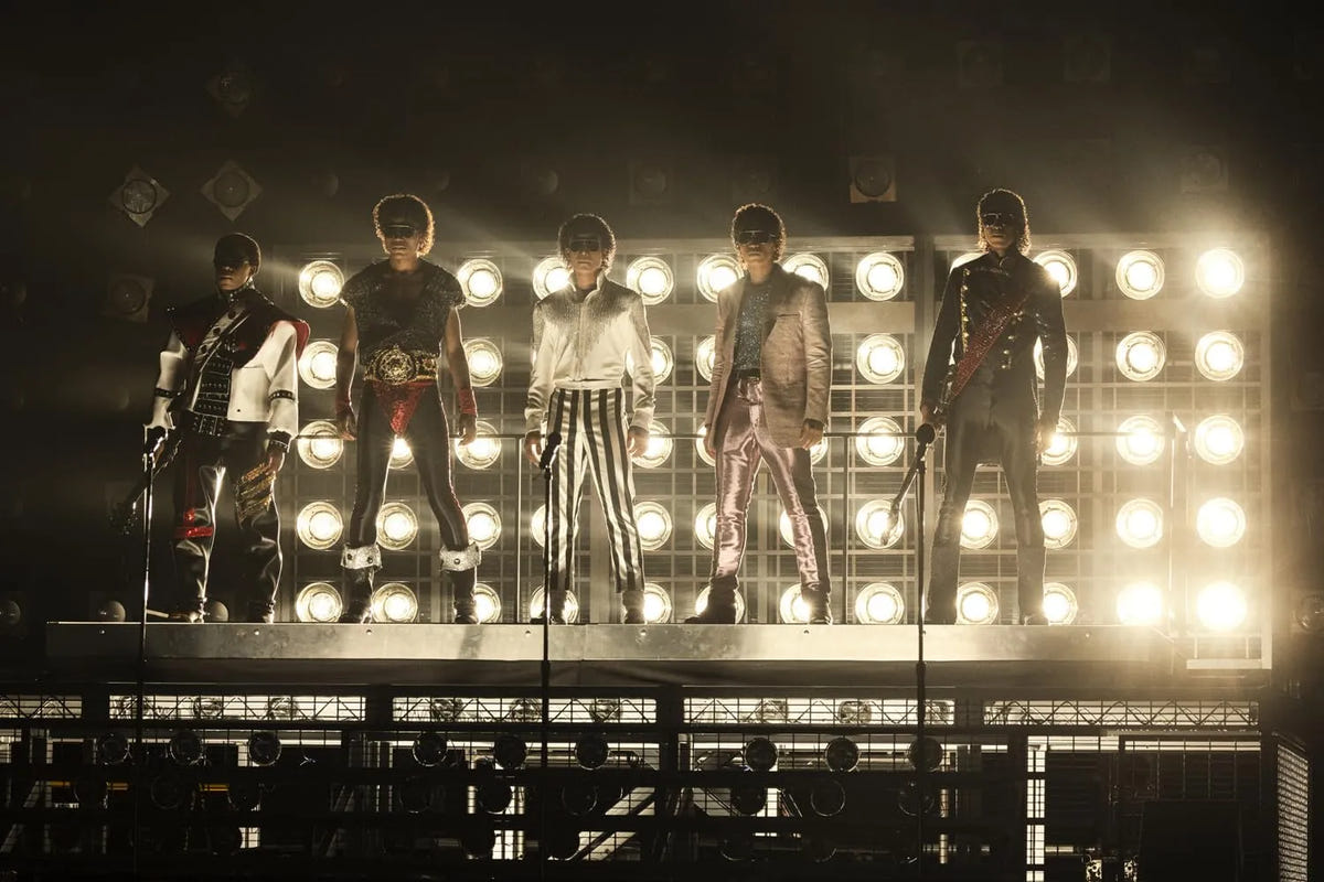 Michael Jackson Film mit Jackson Five Konzertszene, Retro-Outfits und starken Bühnenlichtern