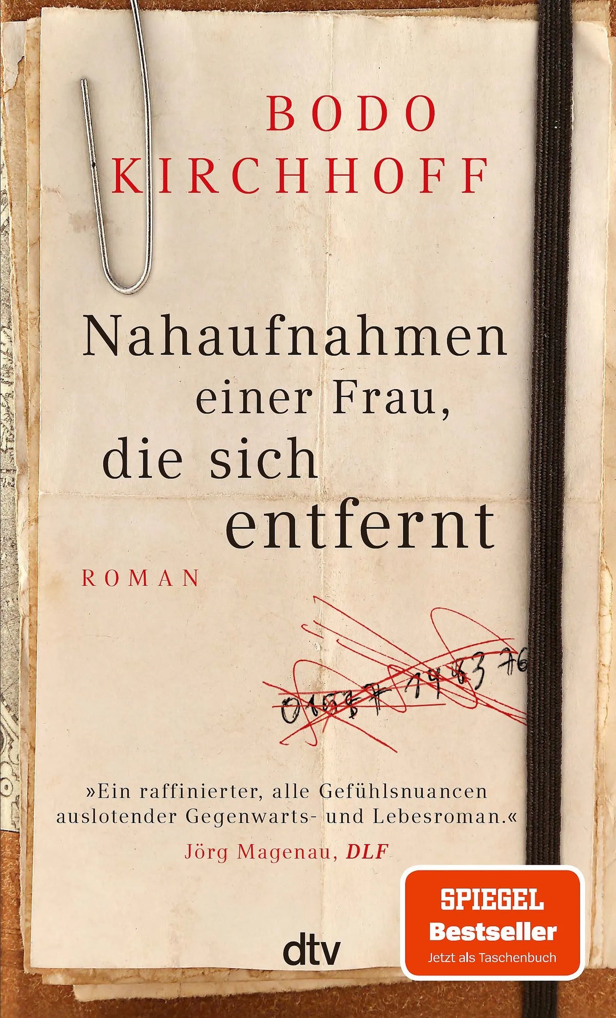 Cover: Nahaufnahmen einer Frau, die sich entfernt (Taschenbuch) von Bodo Kirchhoff