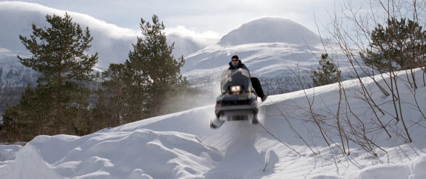 Nord – Jomar fährt mit dem Schneemobil durch einen Winterwald