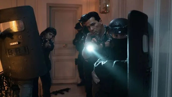 Filmszene 3 aus Paris Has Fallen - Die komplette 1. Staffel – Blu-ray. Regie: Hans Herbots
