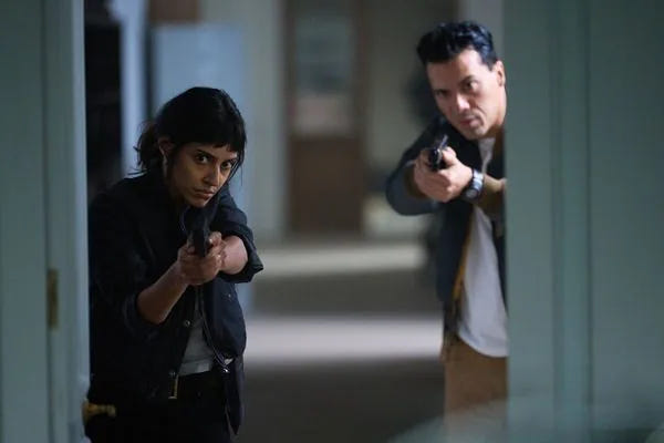 Filmszene 5 aus Paris Has Fallen - Die komplette 1. Staffel – Blu-ray. Regie: Hans Herbots