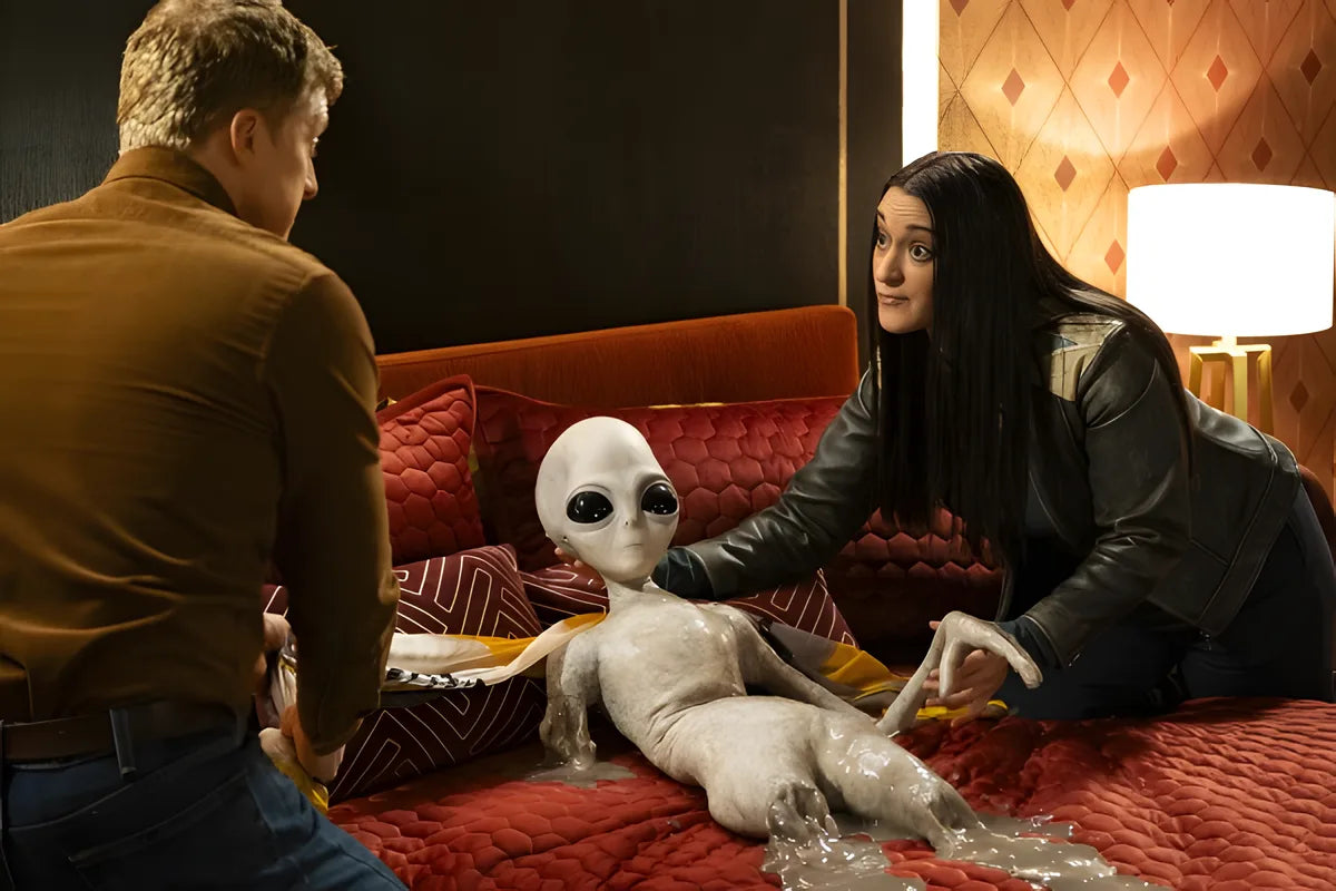 Filmszene 3 aus Resident Alien: Staffel 4 – DVD. Regie: Robert Duncan McNeil