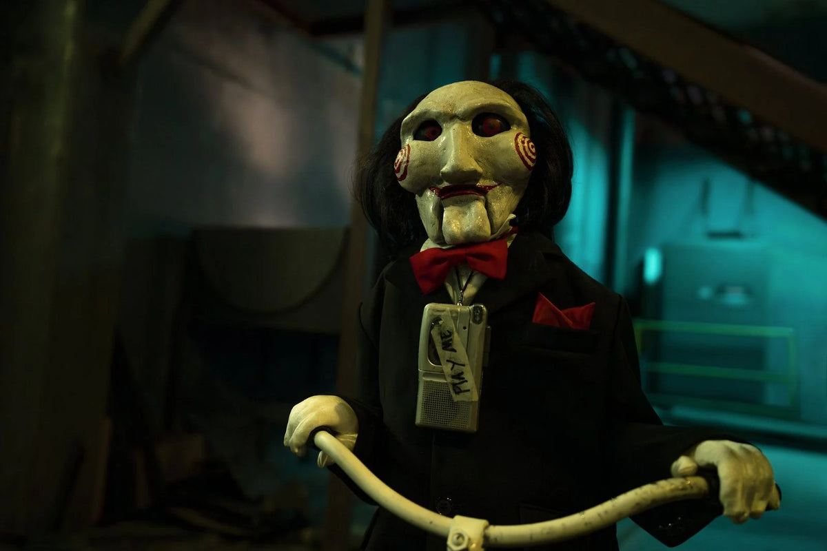 SAW X – Billy, die Puppe, auf einem Dreirad