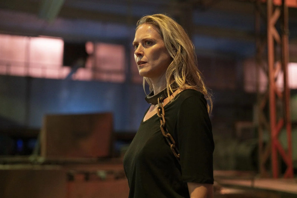 SAW X – Eine blonde Frau in einer Lagerhalle