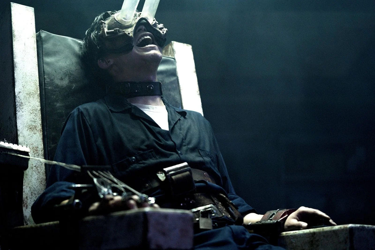 SAW X – Ein gefesselter Mann auf einem Stuhl