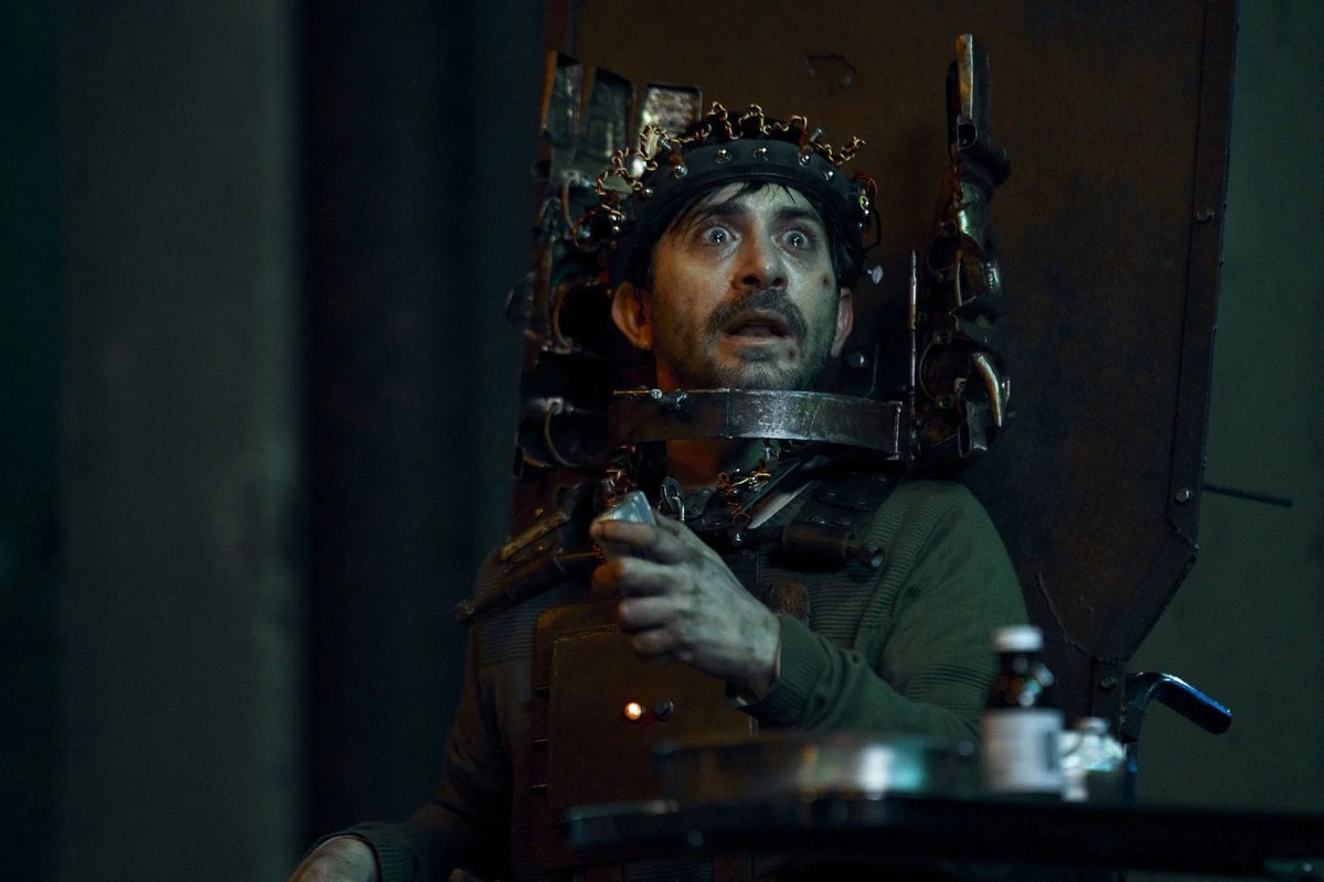 SAW X – Ein Mann mit einer mechanischen Vorrichtung am Kopf