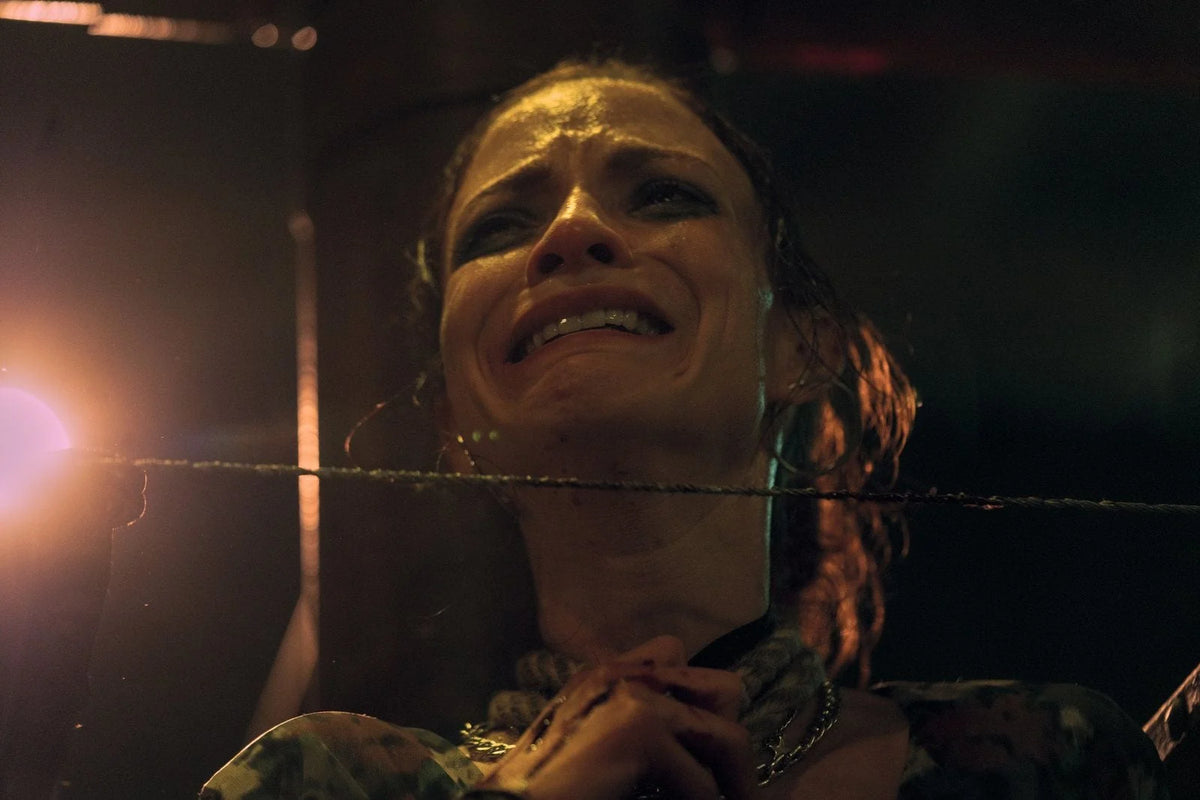 SAW X – Eine verängstigte Frau hinter Draht