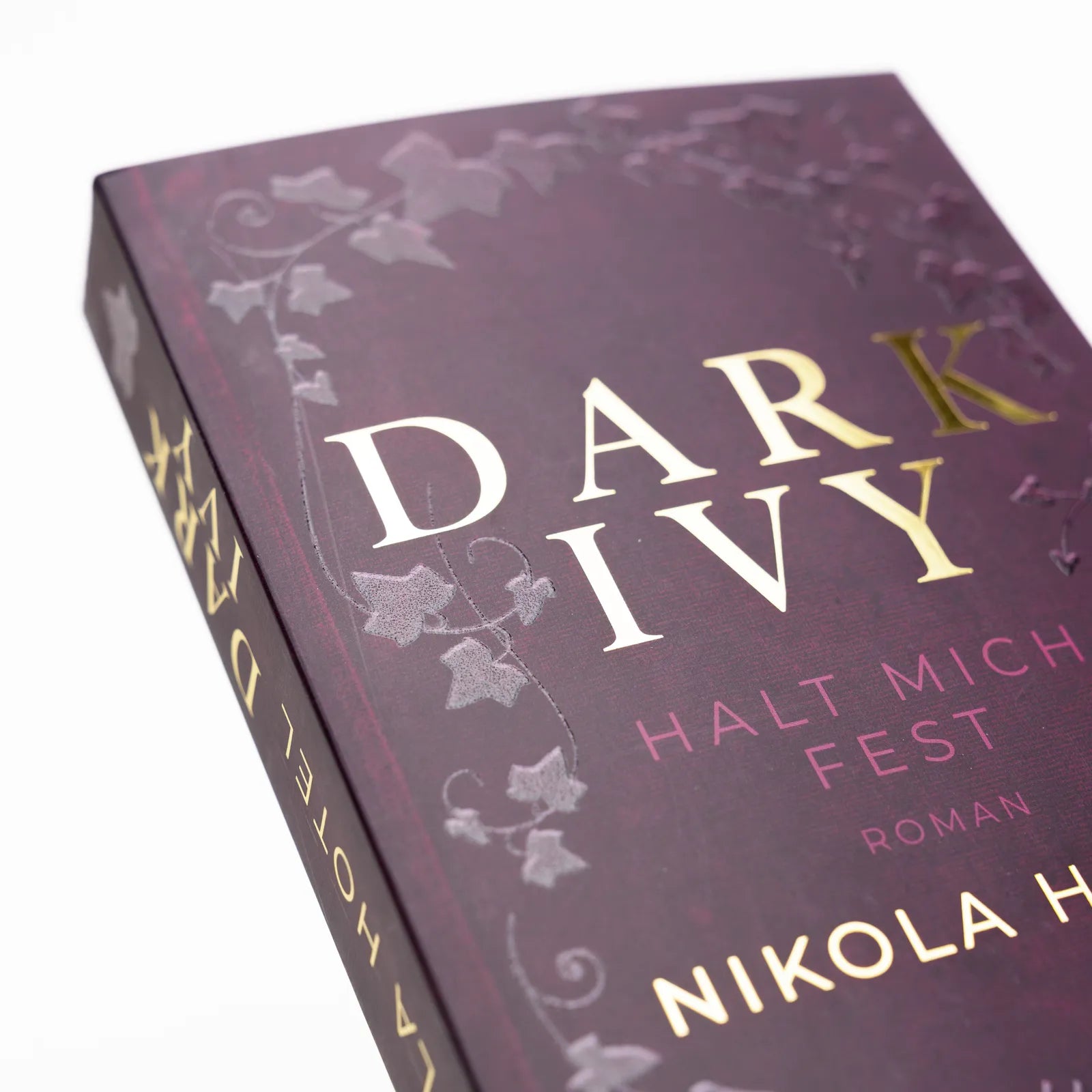 Abbildung von 'Dark Ivy – Halt mich fest'