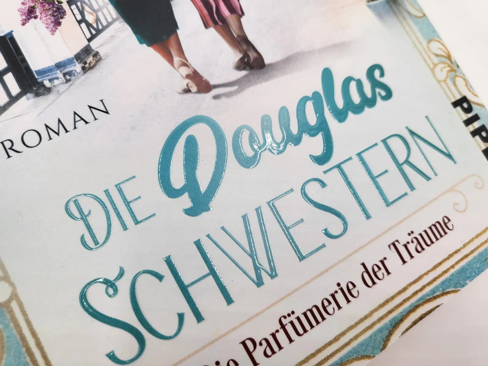 Abbildung von 'Die Douglas-Schwestern – Die Parfümerie der Träume'
