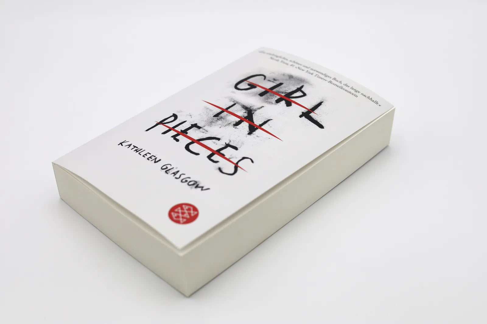Abbildung von 'Girl in Pieces'