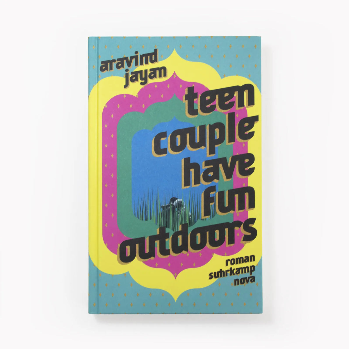 Abbildung von 'Teen Couple Have Fun Outdoors'