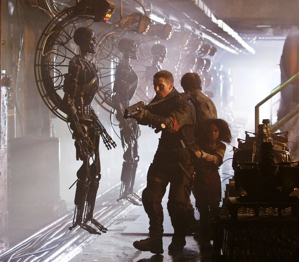 Terminator – Die Erlösung, Director’s Cut – Kämpfer vor einer riesigen Roboteranlage