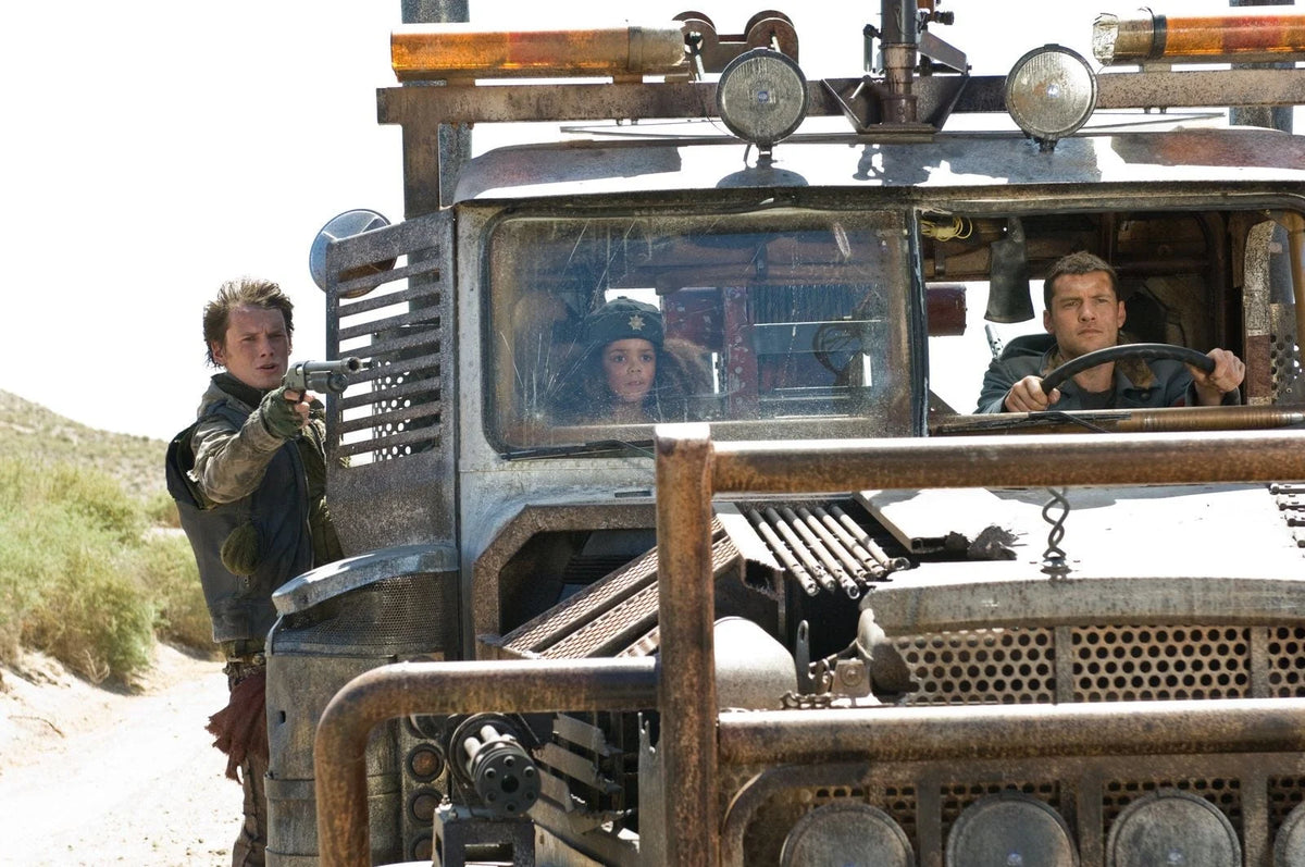 Terminator – Die Erlösung, Director’s Cut – Ein gepanzertes Fahrzeug unterwegs