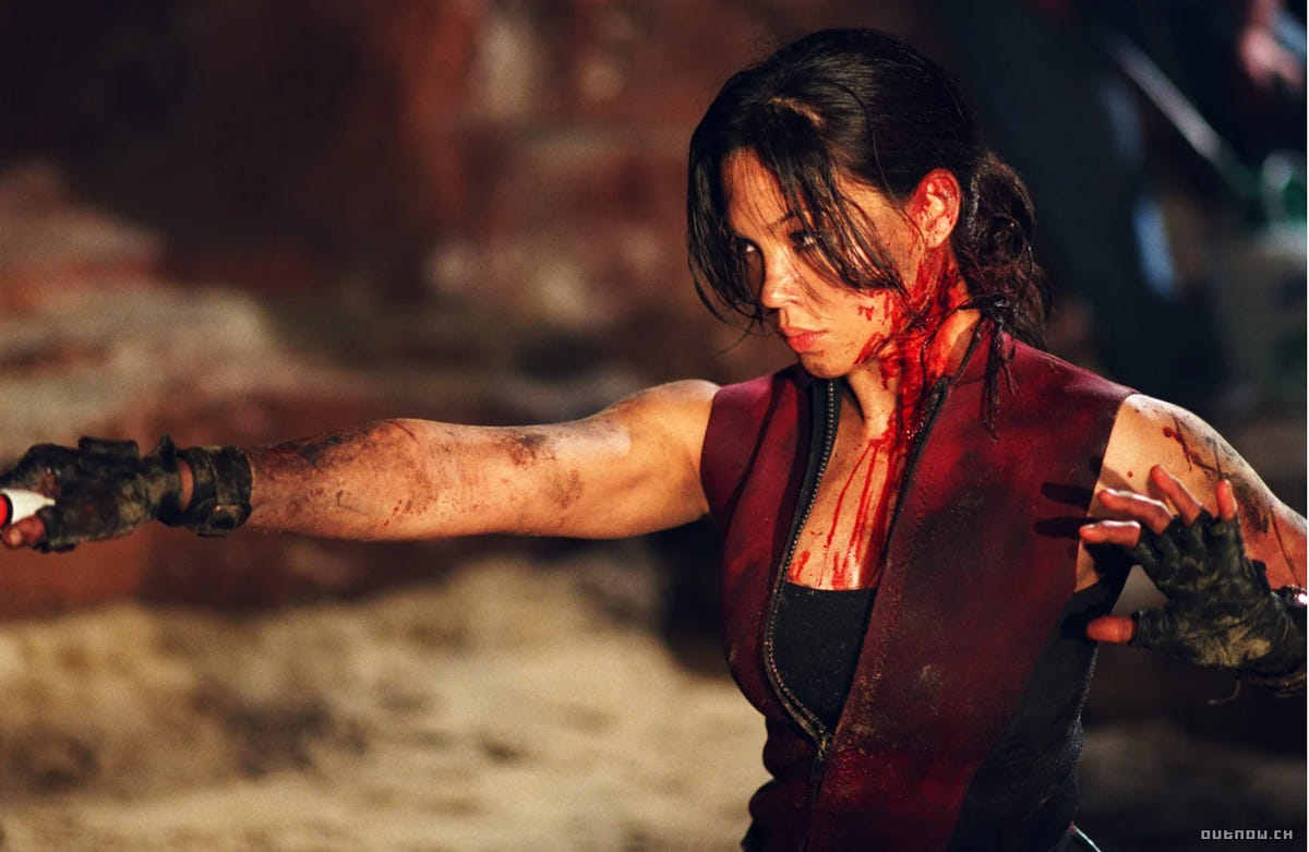 The Descent – Abgrund des Grauens – Eine blutverschmierte Frau mit einem Kletterwerkzeug
