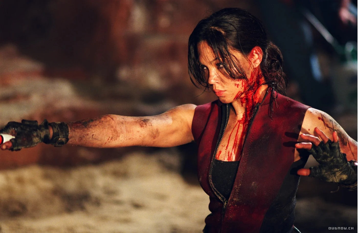 The Descent – Abgrund des Grauens – Eine blutverschmierte Frau mit einem Kletterwerkzeug