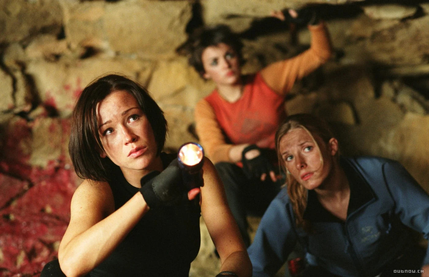 The Descent – Abgrund des Grauens – Frauen blicken mit einer Taschenlampe nach oben