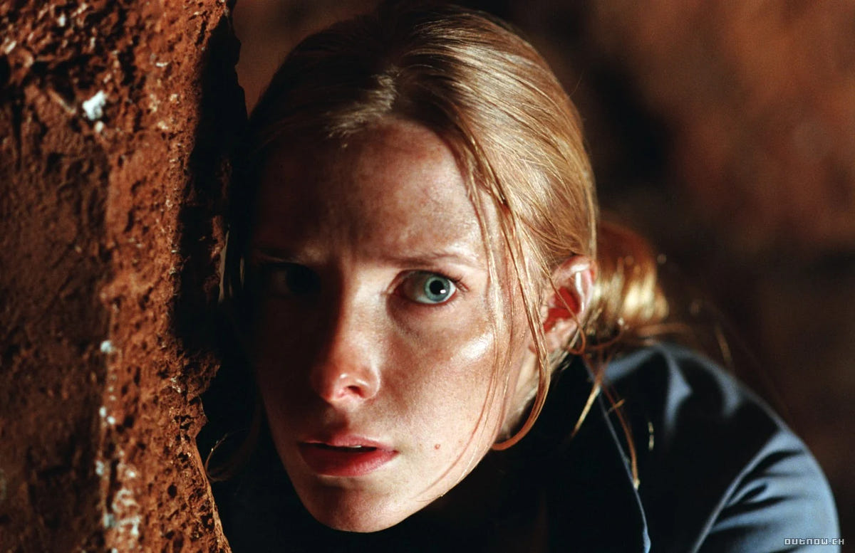 The Descent – Abgrund des Grauens – Nahaufnahme einer Frau an einer Höhlenwand