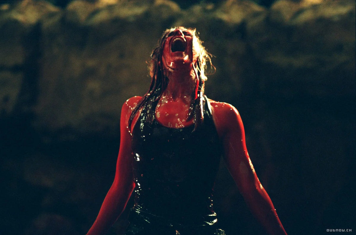 The Descent – Abgrund des Grauens – Eine blutverschmierte Frau unter einem Lichtstrahl