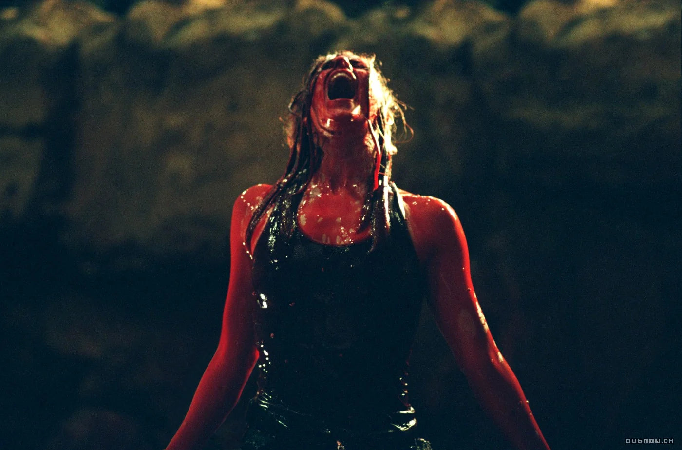 The Descent – Abgrund des Grauens – Eine blutverschmierte Frau unter einem Lichtstrahl