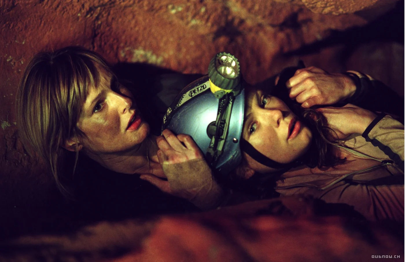 The Descent – Abgrund des Grauens – Zwei Kletterinnen in einem engen waagerechten Tunnel